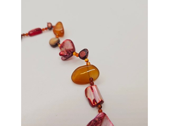 Collier zoetwater parels, gepolijst parelmoer en amber - afbeelding 3 van  4