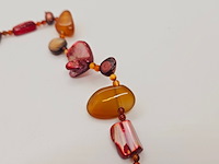 Collier zoetwater parels, gepolijst parelmoer en amber - afbeelding 3 van  4