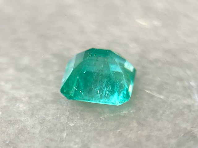 Colombiaanse smaragd 0.79 carat natuurlijke smaragd hoge kwaliteit - afbeelding 4 van  5