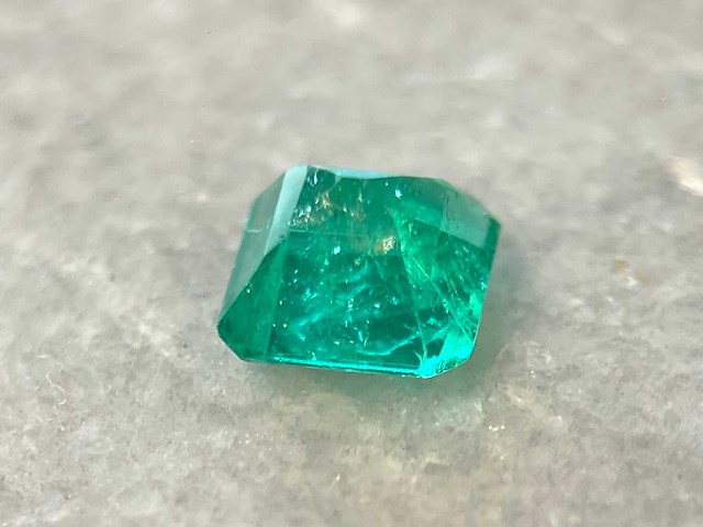 Colombiaanse smaragd 0.90 carat natuurlijke smaragd hoge kwaliteit - afbeelding 4 van  5