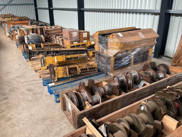 Combinatie kavel caterpillar onderdelen (kavel 650-713) - afbeelding 1 van  9
