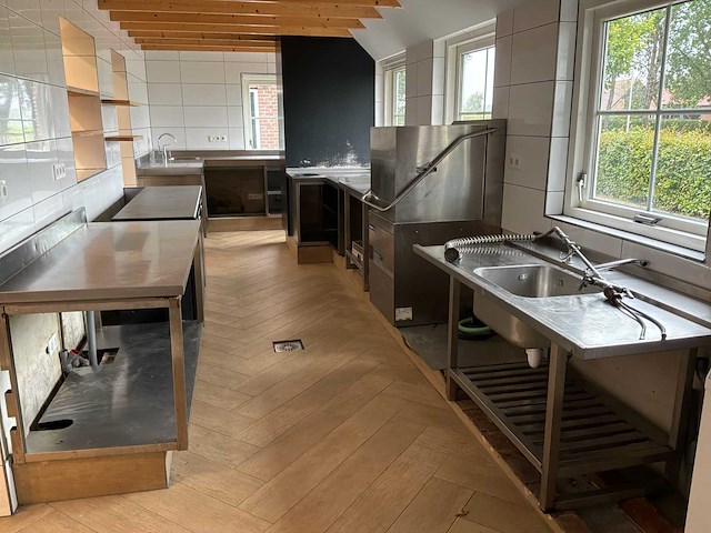 Combinatie professionele rvs horecakeuken met koel-/werkbanken, spoelkeuken en afzuiginstallatie - afbeelding 15 van  17