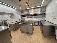 Combinatie professionele rvs horecakeuken met koel-/werkbanken, spoelkeuken en afzuiginstallatie - afbeelding 17 van  17