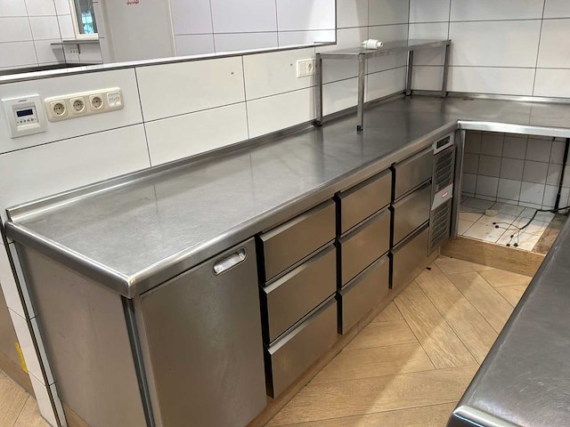 Combinatie professionele rvs horecakeuken met koel-/werkbanken, spoelkeuken en afzuiginstallatie - afbeelding 2 van  17