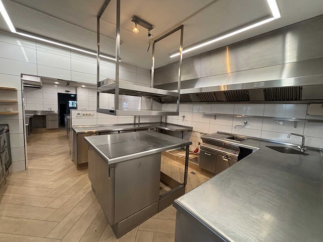 Combinatie professionele rvs horecakeuken met koel-/werkbanken, spoelkeuken en afzuiginstallatie - afbeelding 10 van  17