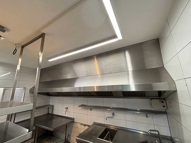 Combinatie professionele rvs horecakeuken met koel-/werkbanken, spoelkeuken en afzuiginstallatie - afbeelding 11 van  17