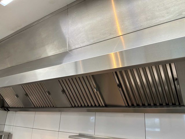 Combinatie professionele rvs horecakeuken met koel-/werkbanken, spoelkeuken en afzuiginstallatie - afbeelding 3 van  17