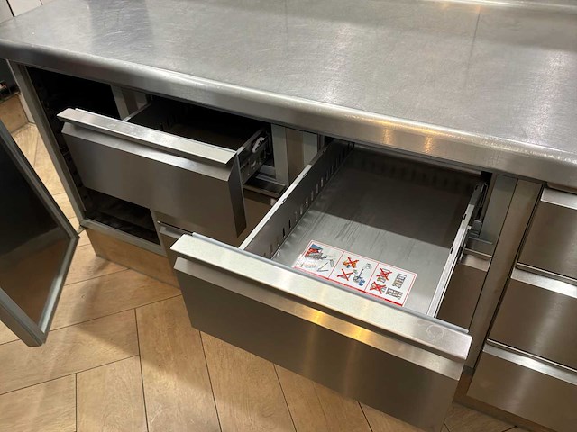 Combinatie professionele rvs horecakeuken met koel-/werkbanken, spoelkeuken en afzuiginstallatie - afbeelding 4 van  17