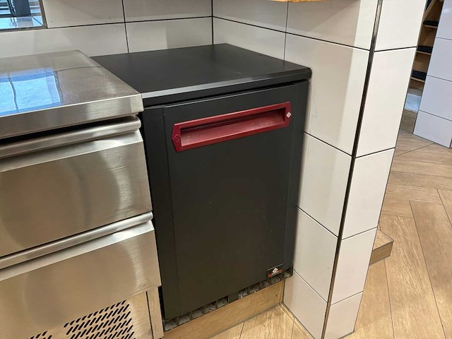 Combinatie professionele rvs horecakeuken met koel-/werkbanken, spoelkeuken en afzuiginstallatie - afbeelding 7 van  17