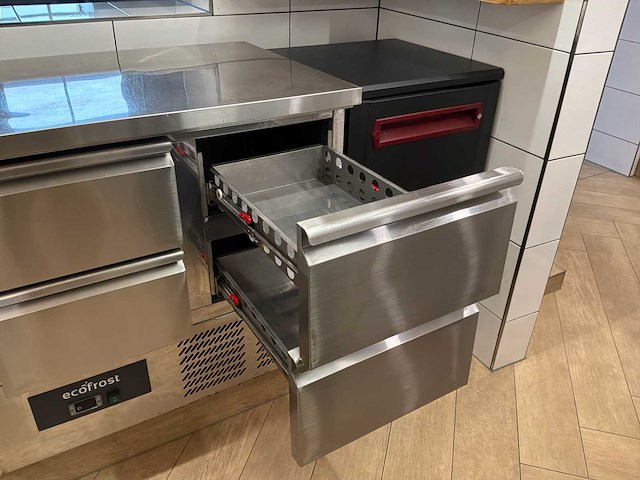 Combinatie professionele rvs horecakeuken met koel-/werkbanken, spoelkeuken en afzuiginstallatie - afbeelding 6 van  31