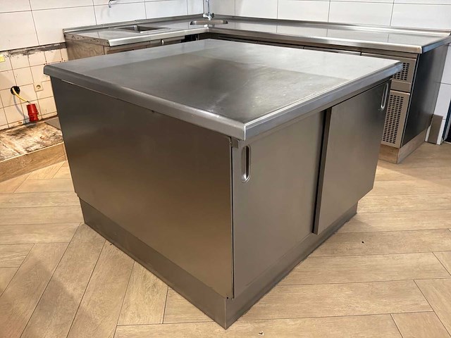 Combinatie professionele rvs horecakeuken met koel-/werkbanken, spoelkeuken en afzuiginstallatie - afbeelding 9 van  31