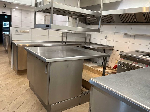 Combinatie professionele rvs horecakeuken met koel-/werkbanken, spoelkeuken en afzuiginstallatie - afbeelding 28 van  31