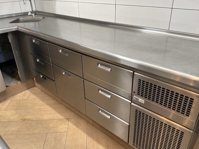 Combinatie professionele rvs horecakeuken met koel-/werkbanken, spoelkeuken en afzuiginstallatie - afbeelding 25 van  31