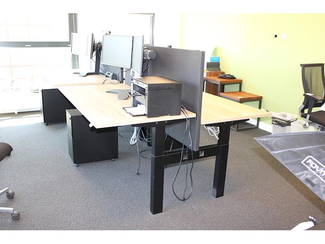 Combinatie van 4 dubbelzijdige elektrisch zit-sta bureau omt met akoestische scheidingswand, stekkerdoos en... combinatiekavel - afbeelding 1 van  2