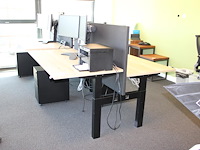 Combinatie van 4 dubbelzijdige elektrisch zit-sta bureau omt met akoestische scheidingswand, stekkerdoos en... combinatiekavel
