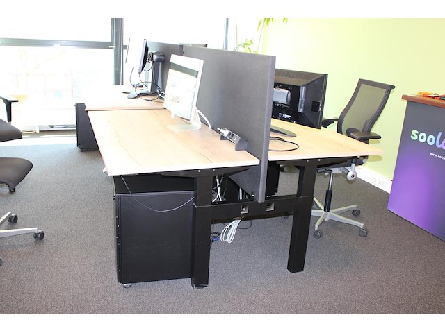 Combinatie van 4 dubbelzijdige elektrisch zit-sta bureau omt met akoestische scheidingswand, stekkerdoos en... combinatiekavel - afbeelding 2 van  2