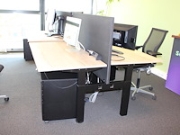 Combinatie van 4 dubbelzijdige elektrisch zit-sta bureau omt met akoestische scheidingswand, stekkerdoos en... combinatiekavel - afbeelding 2 van  2