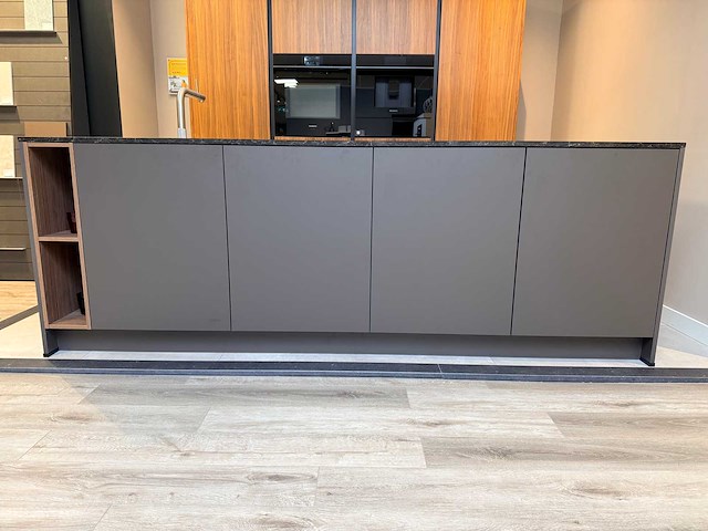 Combinatie van kavels 1 t/m 10 (keller showroomkeuken met hoogwaardige apparatuur) - afbeelding 3 van  27