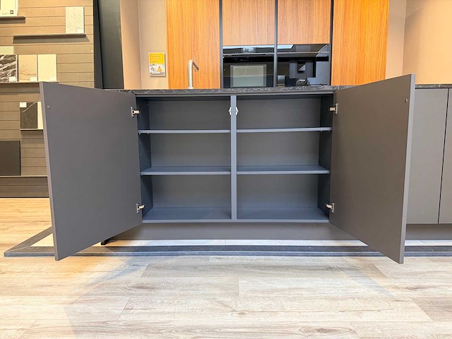 Combinatie van kavels 1 t/m 10 (keller showroomkeuken met hoogwaardige apparatuur) - afbeelding 36 van  48