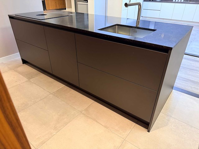 Combinatie van kavels 1 t/m 10 (keller showroomkeuken met hoogwaardige apparatuur) - afbeelding 4 van  27