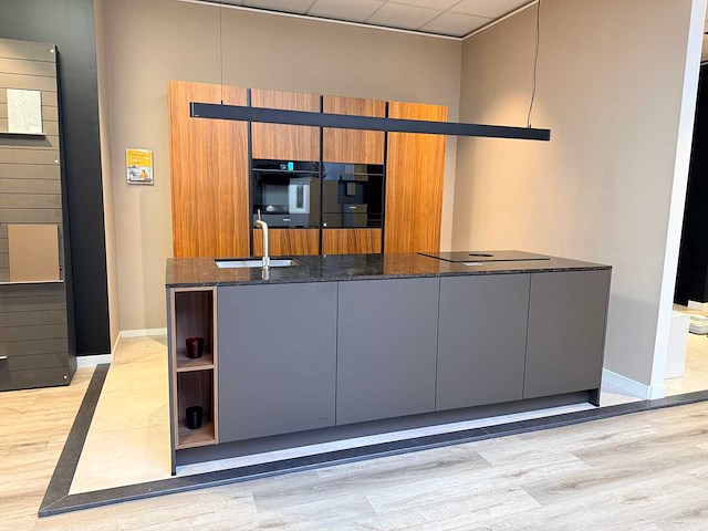 Combinatie van kavels 1 t/m 10 (keller showroomkeuken met hoogwaardige apparatuur) - afbeelding 1 van  57