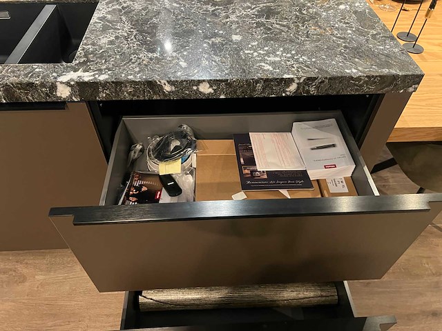 Combinatie van kavels 1 t/m 8 (das showroomkeuken met miele apparatuur) - afbeelding 2 van  40