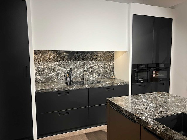 Combinatie van kavels 1 t/m 8 (das showroomkeuken met miele apparatuur) - afbeelding 3 van  40