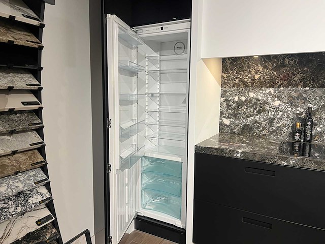 Combinatie van kavels 1 t/m 8 (das showroomkeuken met miele apparatuur) - afbeelding 4 van  40