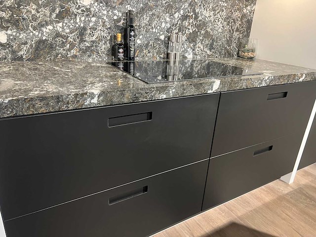 Combinatie van kavels 1 t/m 8 (das showroomkeuken met miele apparatuur) - afbeelding 6 van  40