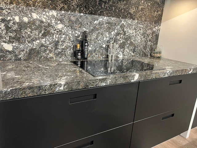 Combinatie van kavels 1 t/m 8 (das showroomkeuken met miele apparatuur) - afbeelding 7 van  40