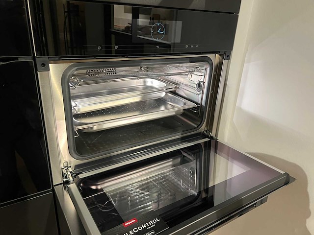 Combinatie van kavels 1 t/m 8 (das showroomkeuken met miele apparatuur) - afbeelding 24 van  40