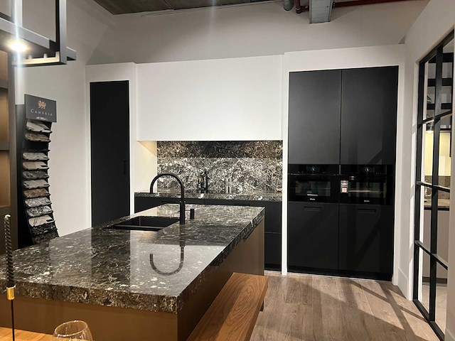 Combinatie van kavels 1 t/m 8 (das showroomkeuken met miele apparatuur) - afbeelding 27 van  40
