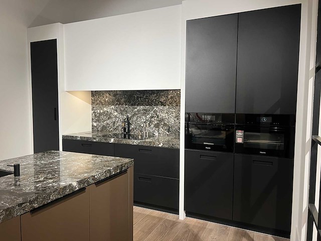 Combinatie van kavels 1 t/m 8 (das showroomkeuken met miele apparatuur) - afbeelding 28 van  40