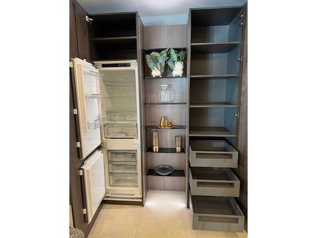 Combinatie van kavels 1 t/m 8 (dibiesse showroomkeuken met miele apparatuur) - afbeelding 2 van  54