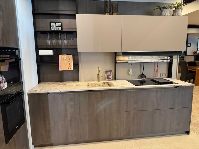 Combinatie van kavels 1 t/m 8 (dibiesse showroomkeuken met miele apparatuur) - afbeelding 16 van  54