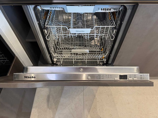 Combinatie van kavels 1 t/m 8 (dibiesse showroomkeuken met miele apparatuur) - afbeelding 17 van  54