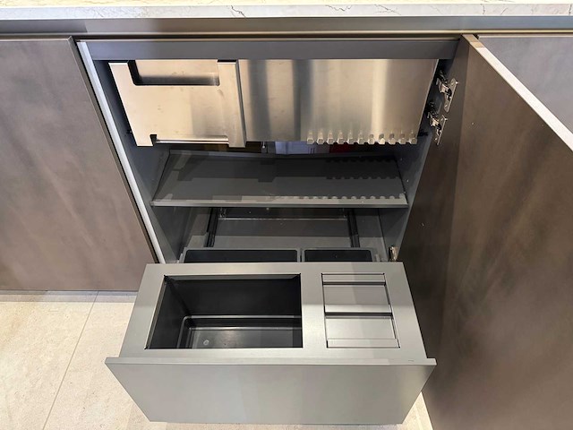 Combinatie van kavels 1 t/m 8 (dibiesse showroomkeuken met miele apparatuur) - afbeelding 26 van  54