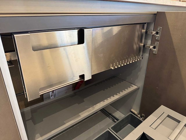 Combinatie van kavels 1 t/m 8 (dibiesse showroomkeuken met miele apparatuur) - afbeelding 28 van  54