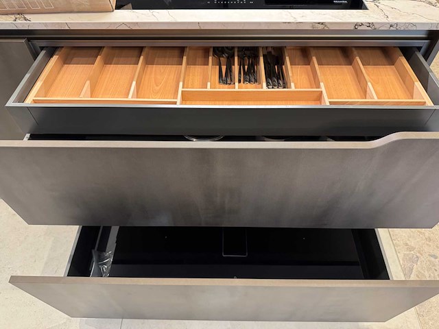 Combinatie van kavels 1 t/m 8 (dibiesse showroomkeuken met miele apparatuur) - afbeelding 29 van  54