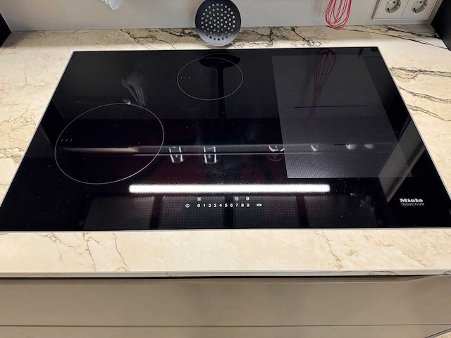 Combinatie van kavels 1 t/m 8 (dibiesse showroomkeuken met miele apparatuur) - afbeelding 32 van  54