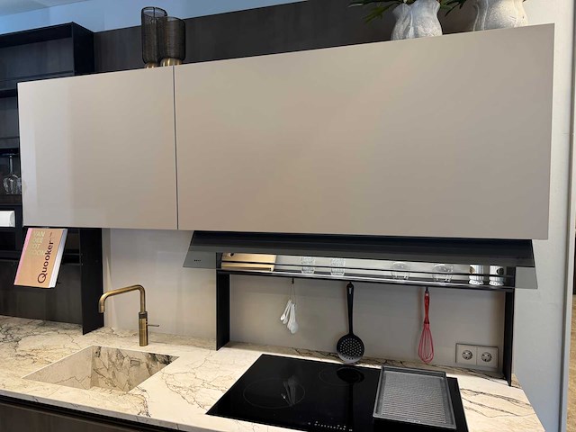 Combinatie van kavels 1 t/m 8 (dibiesse showroomkeuken met miele apparatuur) - afbeelding 33 van  54