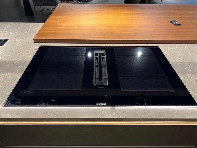 Combinatie van kavels 1 t/m 8 (pronorm i-luminate showroomkeuken met siemens studioline apparatuur) - afbeelding 2 van  4