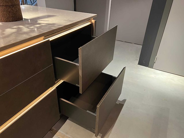 Combinatie van kavels 1 t/m 8 (pronorm i-luminate showroomkeuken met siemens studioline apparatuur) - afbeelding 3 van  4