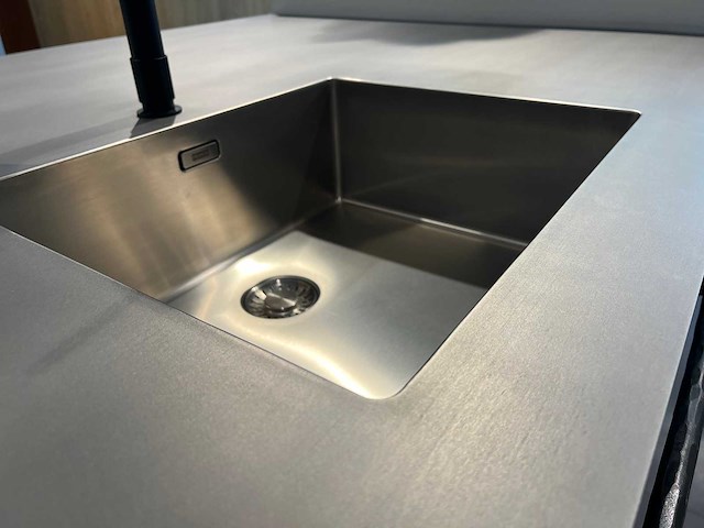 Combinatie van kavels 1 t/m 9 (eilandkeuken met eethoek, kastenwand en apparatuur) - afbeelding 14 van  52