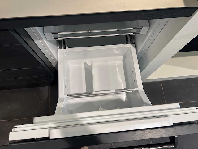 Combinatie van kavels 1 t/m 9 (eilandkeuken met eethoek, kastenwand en apparatuur) - afbeelding 18 van  52
