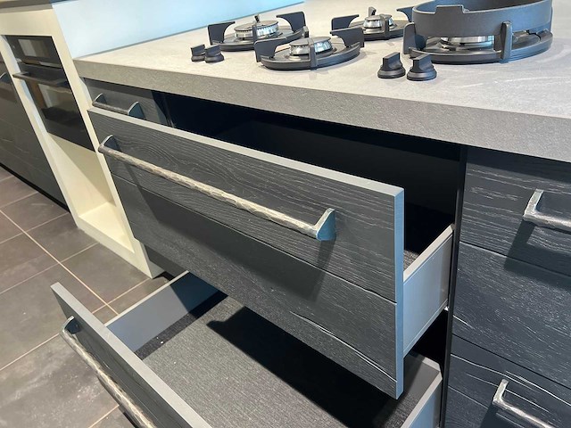 Combinatie van kavels 1 t/m 9 (eilandkeuken met eethoek, kastenwand en apparatuur) - afbeelding 30 van  52