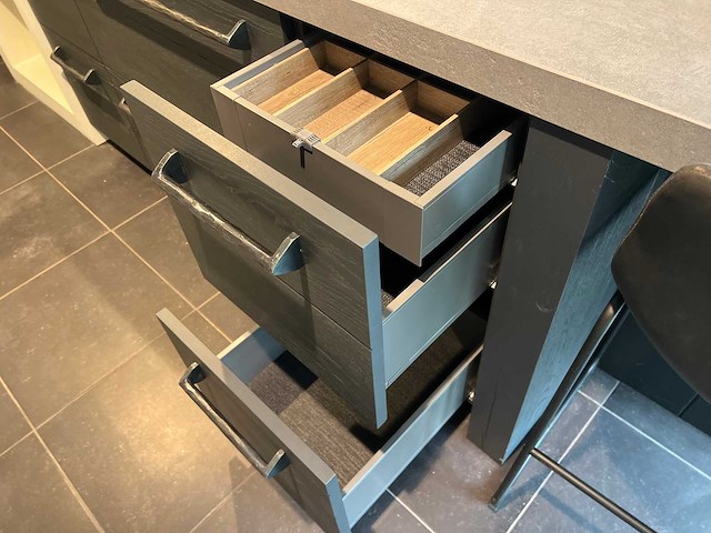 Combinatie van kavels 1 t/m 9 (eilandkeuken met eethoek, kastenwand en apparatuur) - afbeelding 32 van  52