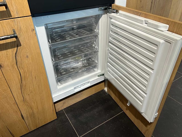 Combinatie van kavels 1 t/m 9 (eilandkeuken met eethoek, kastenwand en apparatuur) - afbeelding 38 van  52