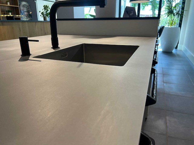 Combinatie van kavels 1 t/m 9 (eilandkeuken met eethoek, kastenwand en apparatuur) - afbeelding 14 van  47