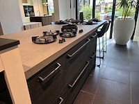 Combinatie van kavels 1 t/m 9 (eilandkeuken met eethoek, kastenwand en apparatuur) - afbeelding 20 van  47